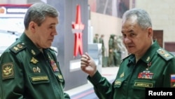 세르게이 쇼이구 전 러시아 국방부 장관(오른쪽)과 발레리 게라시모프 러시아군 총참모장(왼쪽) (자료사진)