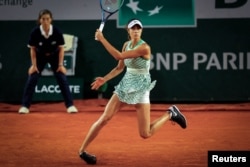 Jwèz tenis Sèrb Olga Danilovic foule cheviy li pandan match tounwa Roland Garros la, 3 Jyen 2023.