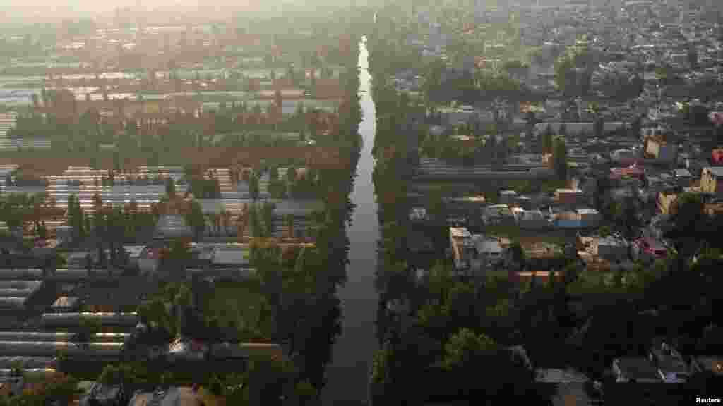 Una vista de drone muestra los canales de agua en Xochimilco, donde se practica el único recordatorio prehispánico del uso tradicional de la tierra en las lagunas de la cuenca de la Ciudad de México.