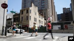 ILUSTRASI - Pejalan kaki berjalan di salah satu sudut kota Philadelphia, 13 Juli 2018. (Matt Rourke/AP). Seorang WNI tewas ditikam di Kota Philadelphia, Pennsylvania, Minggu, 5 Agustus 2024.