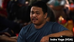 Ari yang bekerja di Jakarta mengikuti program "Mudik Bareng TNI-AL" dengan tujuan Semarang pada Jumat, 5 April 2024. Dia mengaku merasa senang dapat pulang ke kampung halaman menggunakan kapal perang. (Foto: Indra Yoga/VOA)