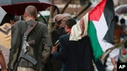 팔레스타인 국기를 두르고 이스라엘 반대 집회에 참석 중인 후티 반군 지지자들의 모습. (자료화면)