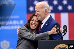 Wakil Presiden Kamala Harris memeluk Presiden Joe Biden usai pidato tentang perawatan kesehatan di Raleigh, 26 Maret 2024. (Foto: AP)