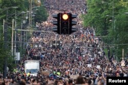 Masovni protesti, bez vidljivog prisustva policije: Treći skup "Srbija protiv nasilja", u Beogradu, 19. maja 2023. (Foto: Rojters/Marko Đurica)