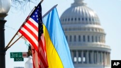 资料照 - 悬挂在美国国会山前的美国和乌克兰国旗。