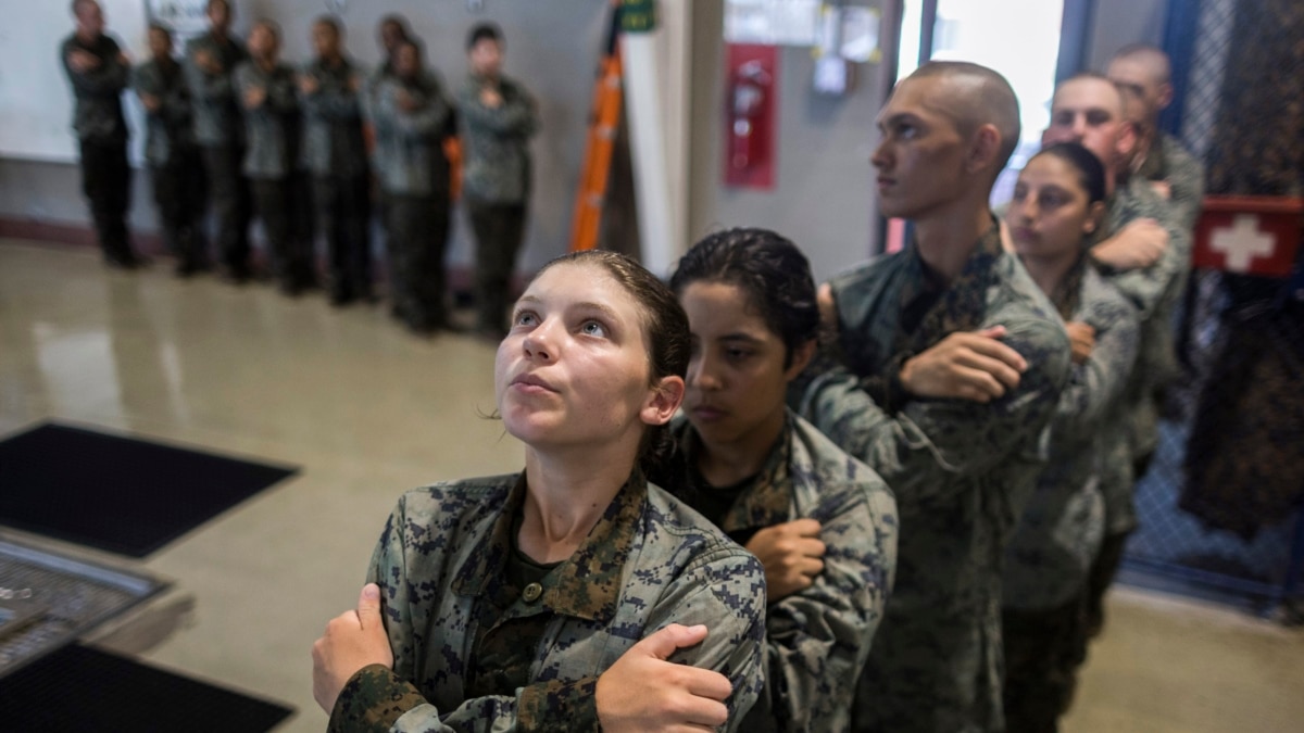 US Marines Slow to Combine Women, Men in Training