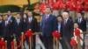 រូបឯកសារ៖ ប្រធានាធិបតីចិនលោក Xi Jinping និងអគ្គលេខាធិការ​គណបក្ស​កុម្មុយនិស្តវៀតណាម​លោក Nguyen Phu Trong ក្នុងពិធីស្វាគមន៍​លោក Xi នៅទីក្រុងហាណូយ ប្រទេស​វៀតណាម កាលពីថ្ងៃទី១២ ខែធ្នូ ឆ្នាំ២០២៣។ 