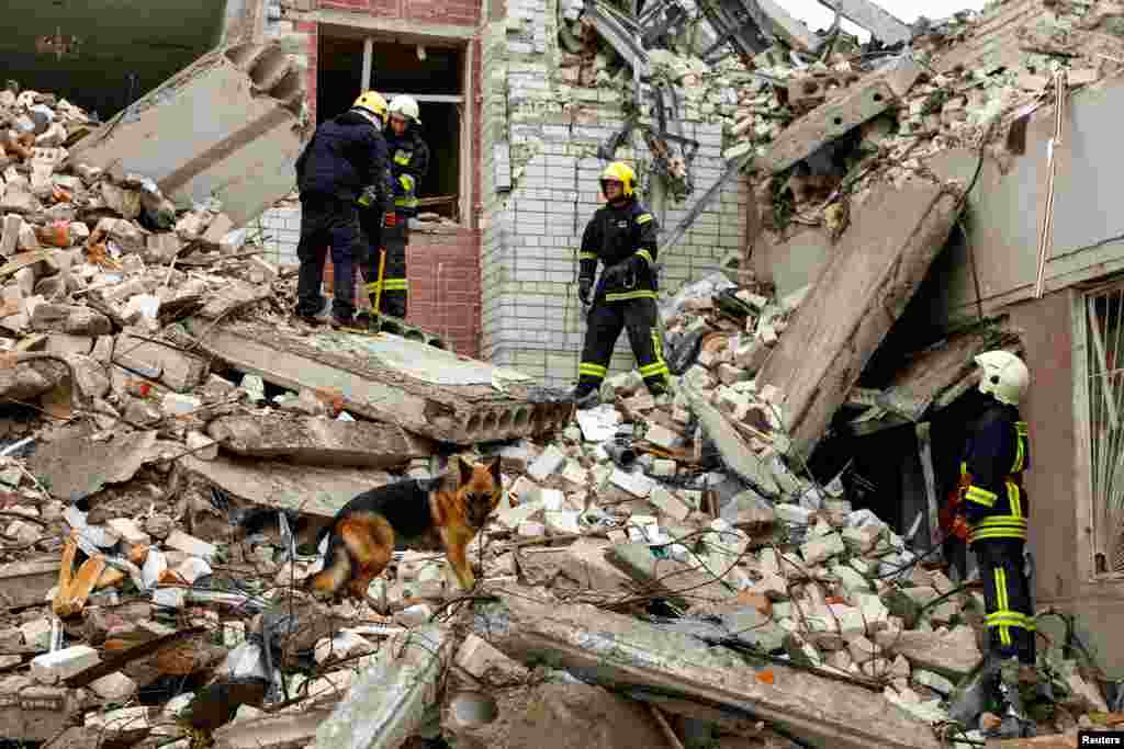 Спасувачите работат на местото на уништената зграда од руски ракетен напад во Чернихив, Украина.