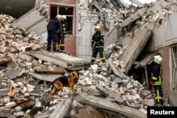 Un perro se encuentra sobre los escombros mientras los rescatistas trabajan en el sitio de un edificio destruido durante un ataque con misiles rusos, en medio de los ataques de Rusia contra Ucrania, en Chernihiv, Ucrania, el 17 de abril de 2024.