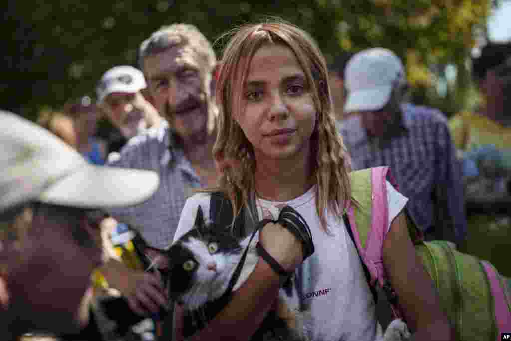 Una joven se prepara para abordar un tren de evacuación en Pokrovsk, región de Donetsk, Ucrania, el lunes 19 de agosto de 2024.