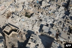 Gempa minggu lalu menghancurkan desa Atarib yang dikuasai pemberontak Suriah, di provinsi Aleppo barat laut, 14 Februari 2023.