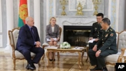 在这张由白俄罗斯总统新闻办公室发布的照片中，白俄罗斯总统卢卡申科和中国国防部长李尚福上将在白俄罗斯明斯克会谈时交谈。（2023年8月17日）
