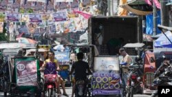 FILE - Pengemudi becak di Manila, Filipina, 6 Mei 2022. (AP/Aaron Favila)