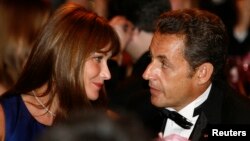 Rais wa zamani wa Ufaransa Nicolas Sarkozy akiwa na mkewe Carla Bruni-Sarkozy huko New York Septemba 22, 2008. Picha na REUTERS/Shannon Stapleton