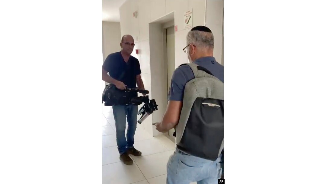 Izraelski zvaničnici zaplijenili su video opremu iz stambenog bloka u Sderotu, Izrael, 21. maja 2024.