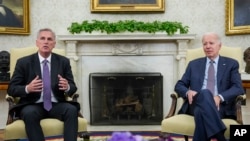 조 바이든(오른쪽) 미국 대통령과 케빈 매카시 하원의장 (자료사진)