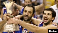 Vlade Divac i Predrag Stojaković sa peharom svetskog šampiona u Indijanopolisu 2002. (Foto: Reuters/Mike Blake)