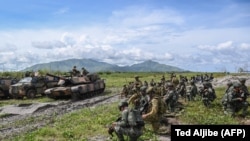 Para tentara Australia dan Filipina bersiaga dalam latihan bersama di pangkalan angkatan laut di Kota San Antonio, Provinsi Zambales, Jumat, 25 Agustus 2023. (Foto: Ted Aljibe/AFP)