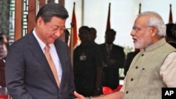 资料照片：2014年9月17日，印度总理莫迪欢迎中国国家主席习近平抵达印度艾哈迈达巴德的一家酒店。（美联社照片）