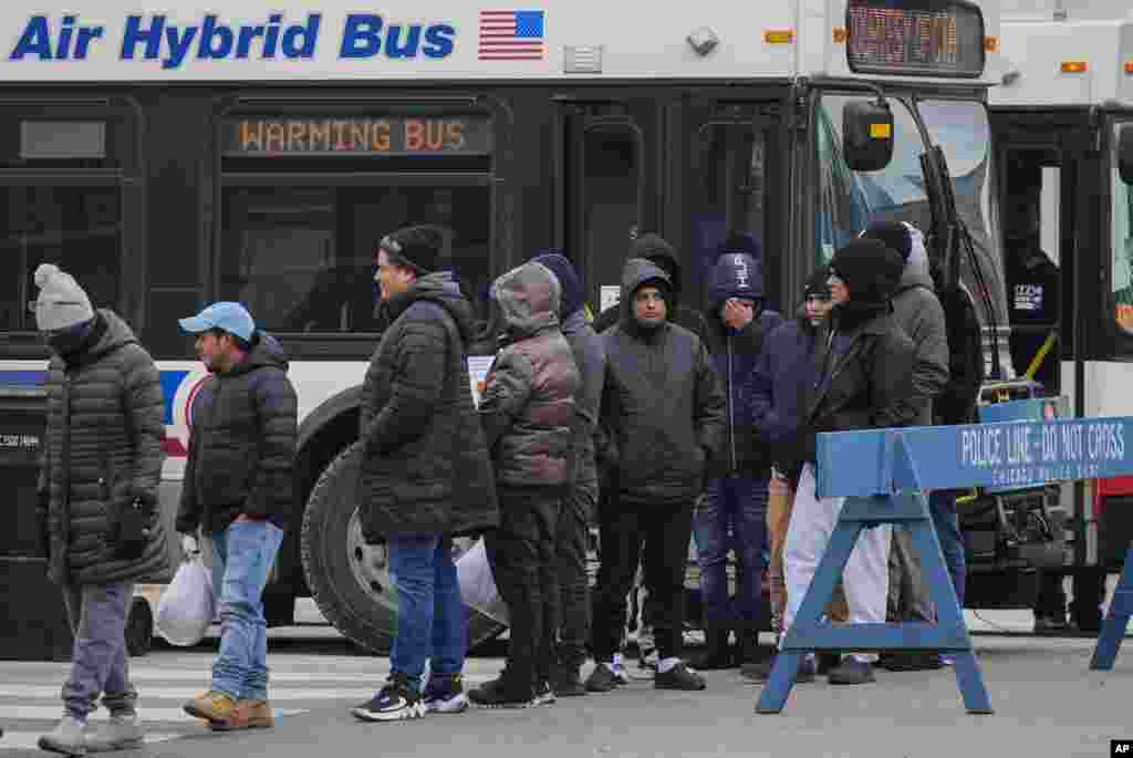 Migrantes hacen fila para recibir alimentos de la organización sin fines de lucro Chi-Care en Chicago. En el último intento de la ciudad de Chicago por brindar refugio a los migrantes que llegan.