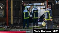 За пожарот, како што соопштија од МВР, на распит се повикани три лица кои, како што се вели, биле градежни работници. (Остатоци од пожарот во Универзална сала, Скопје, 9 април)