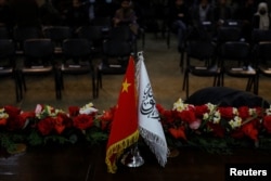 资料照：在喀布尔举行的一个记者会上中国国旗与阿富汗塔利班旗帜并排站立。（2023年1月5日）