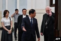 Menteri Luar Negeri Vietnam Bui Thanh Son (nomor dua, kanan) menyambut Utusan Vatikan Uskup Agung Paul Gallagher (kanan) di Kementerian Luar Negeri di Hanoi, 9 April 2024. (Nhac NGUYEN / POOL / AFP)