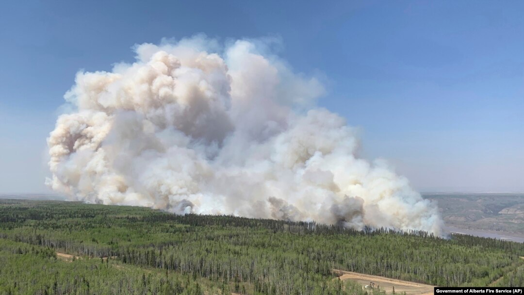 Kebakaran hutan terjadi di distrik Grande Prairie, Alberta, Kanada, pada 6 Mei 2023. (Foto: Government of Alberta Fire Service/The Canadian Press via AP)