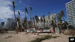 Escombros ensucian una playa después de que el huracán Otis arrasara Acapulco, México, el jueves 26 de octubre de 2023. El huracán categoría 5, mató al menos a 27 personas mientras devastaba la ciudad turística mexicana de Acapulco.