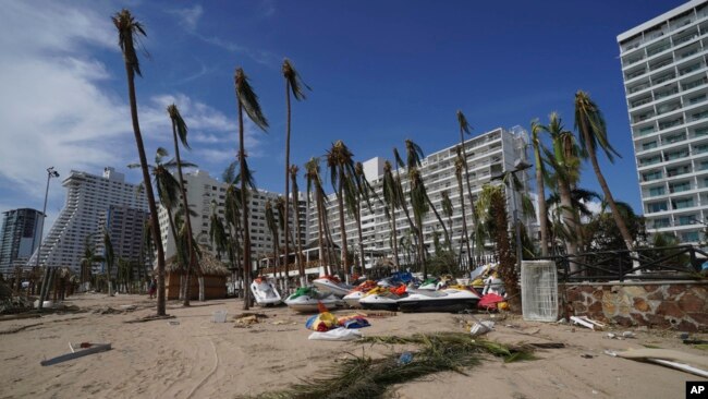 Escombros ensucian una playa después de que el huracán Otis arrasara Acapulco, México, el jueves 26 de octubre de 2023. El huracán categoría 5, mató al menos a 27 personas mientras devastaba la ciudad turística mexicana de Acapulco.