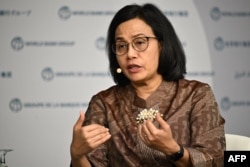 Menteri Keuangan Sri Mulyani Indrawati di kantor pusat Bank Dunia di Washington, DC, pada 18 April 2024. (Foto: AFP)