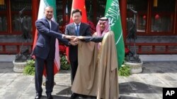 وزرای خارجه جمهوری اسلامی ایران و عربستان سعودی در چین با هم برای نخستین بار بعد از هشت سال دیدار کردند. 