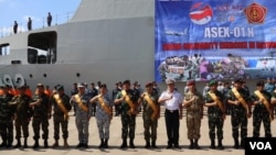 印尼军事参谋长尤多(右七)在巴淡岛码头举行“东盟团结演习”开幕仪式