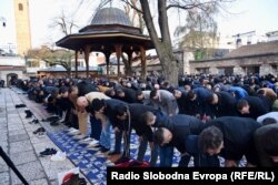 Vjernici klanjaju bajram-namaz u Begovoj džamiji u Sarajevu, 21. april 2023.