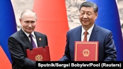 ប្រធានាធិបតី​រុស្ស៊ី​លោក Vladimir Putin និង​ប្រធានាធិបតី​ចិន​លោក Xi Jinping ចាប់ដៃ​ក្នុង​ពិធី​ចុះហត្ថលេខា​លើ​កិច្ចព្រមព្រៀង​ទ្វេភាគី​ នៅទីក្រុង​ប៉េកាំង ប្រទេសចិន នាថ្ងៃទី១៦ ខែឧសភា ឆ្នាំ២០២៤។