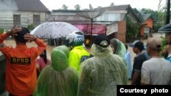 Warga yang terdampak banjir di Kabupaten Lahat, Sumatera Selatan, Kamis (9/3). (foto: BNPB)