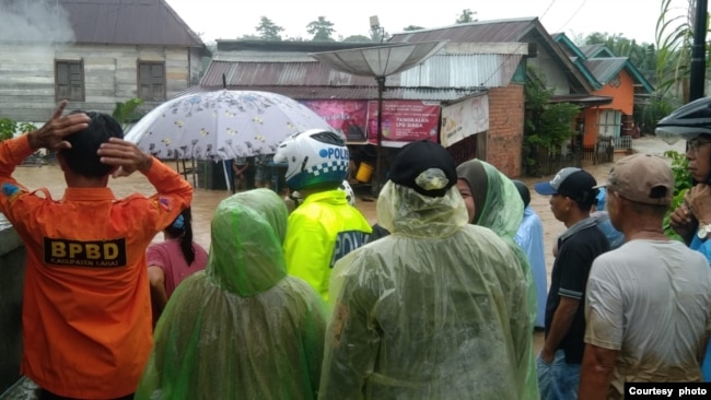Warga yang terdampak banjir di Kabupaten Lahat, Sumatera Selatan, Kamis (9/3). (foto: BNPB)