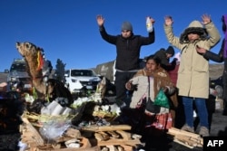Los indígenas aymaras realizan un ritual para agradecer a la diosa Pachamama en los Andes bolivianos cerca de La Paz, el 1 de agosto de 2023. (Foto de AIZAR RALDES / AFP)