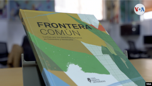 Una imagen del libro “Frontera Común, luchas por los Derechos Humanos en Colombia y Venezuela” que se presentó en la Feria Internacional del Libro de Bogotá. [Foto: Federico Buelvas, VOA].