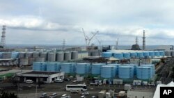 FILE - Sekitar 1.000 tangki besar penampung air limbah radioaktif yang telah diolah tetapi masih mengandung radioaktif di pembangkit listrik tenaga nuklir Fukushima Daiichi, yang dioperasikan oleh TEPCO, di Okuma, timur laut Jepang, 22 Februari 2023. (AP/Mari Yamaguchi)