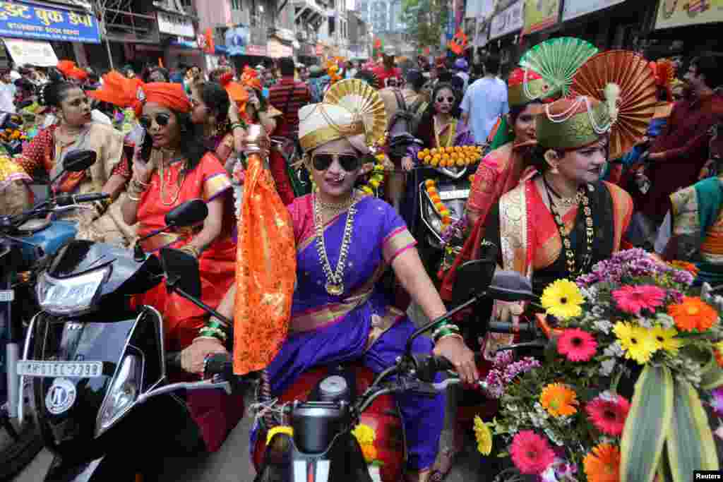 Жени облечени во традиционална облека присуствуваат на прослави за одбележување на фестивалот Гуди Падва, почетокот на Новата година за Махараштријците, во Мумбаи, Индија.