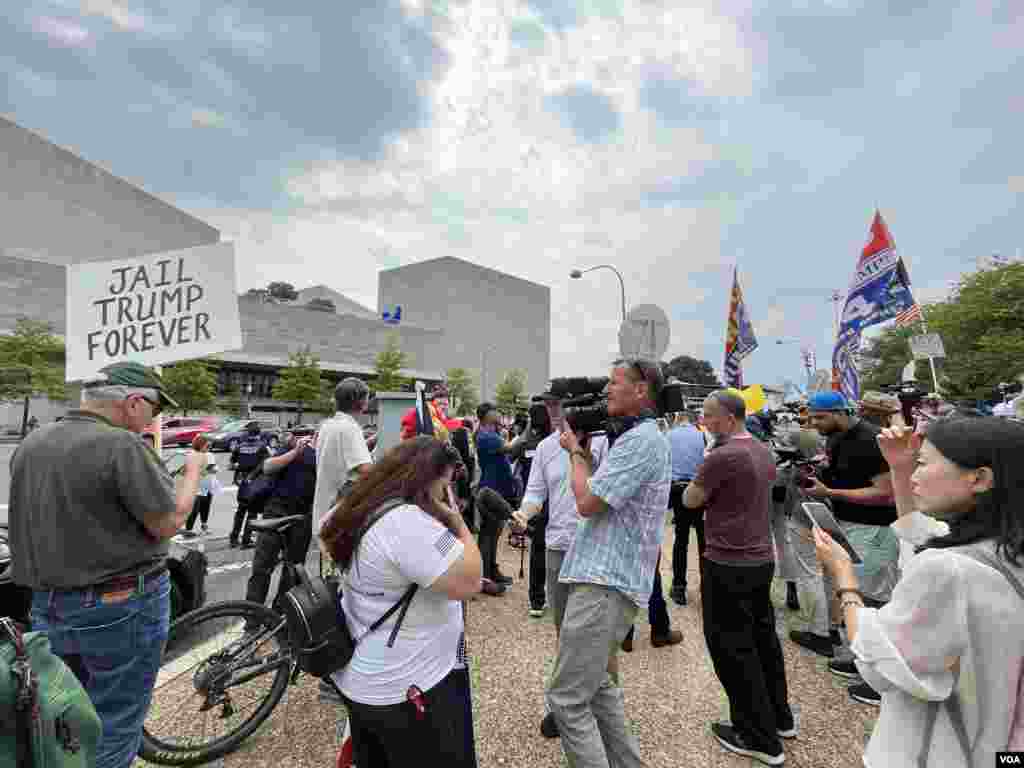 Pristalice i protivnici Donalda Trampa pred zgradom federalnog suda u Vašingtonu (Foto: Glas Amerike /Milan Nešić)