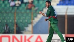 চট্টগ্রামের জহুর আহমেদ চৌধুরী স্টেডিয়ামে বাংলাদেশ ও ইংল্যান্ডের মধ্যে তৃতীয় একদিনের আন্তর্জাতিক ক্রিকেট ম্যাচে ইংল্যান্ডের জেসন রয়কে আউট করার পর বাংলাদেশের সাকিব আল হাসান তার অভিব্যক্তি জানাচ্ছেন। ৬ মার্চ, ২০২৩।(ছবি মুনির উজ জামান/এএফপি) 