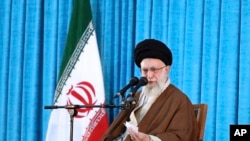 在伊朗最高领袖办公室官方网站发布的这张图片中，，2023 年 6 月 4 日，阿亚图拉阿里哈梅内伊在纪念阿亚图拉霍梅尼逝世周年的仪式上发表讲话。