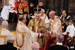 Raja Charles III mengenakan Mahkota St Edward saat upacara penobatannya di Westminster Abbey, London, 6 Mei 2023. (Foto: Yui Mok via REUTERS)