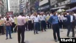 মতিঝিলে ইসলামী ব্যাংক বাংলাদেশ লিমিটেডের প্রধান কার্যালয়ের সামনে সংঘর্ষ।