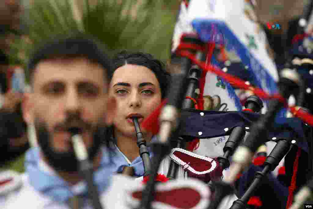  Una joven palestina toca la gaita durante el desfile navideño celebrado en Belén el 24 de diciembre del 2022. &nbsp; 