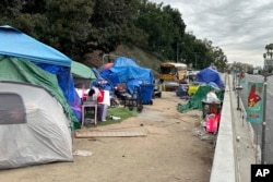 FILE - Tenda berjajar di jalan layang di North Hill Street di atas Cesar Chavez Avenue dekat A.S. 101 di Los Angeles, November. 15, 2023. (AP/Christopher Weber)