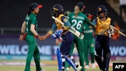 কেপটাউনের নিউল্যান্ডস স্টেডিয়ামে বাংলাদেশ ও শ্রীলঙ্কার মধ্যে গ্রুপ A তি-২০ নারী বিশ্বকাপ ক্রিকেট ম্যাচে শ্রীলঙ্কা জয়ের পর শ্রীলঙ্কার খেলোয়াড়রা বাংলাদেশের খেলোয়াড়দের সাথে করমর্দন করছেন।, ১২ ফেব্রুয়ারি, ২০২৩। (ছবি মার্কো লঙ্গারি/এএফপি)