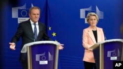 FILE - Leader of the Polish Civic Coalition Donald Tusk, left, and European Commission President Ursula von der Leyen address a media conference at EU headquarters in Brussels, Oct. 25, 2023.